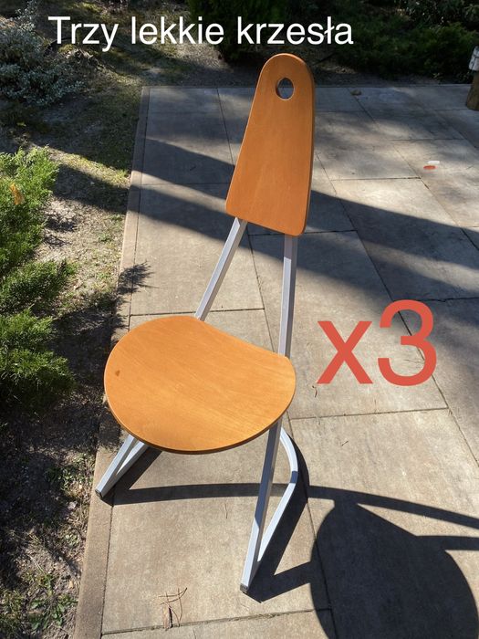 Trzy lekkie krzesla w super stanie
