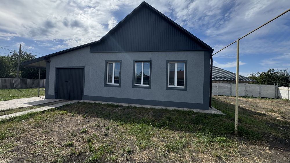 Продаж будинку у центрі Орлівщини , ремонт , гараж , ділянка 10 соток . По домовленісті співпрацюємо по державній програмі .