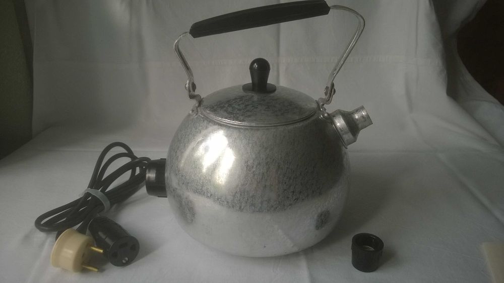Електричний чайник із свистком
