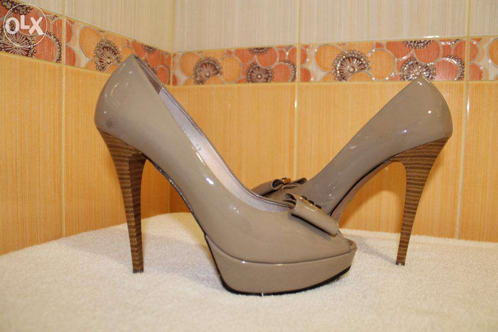 Туфли из лаковой кожи, бежевые, 39 р.