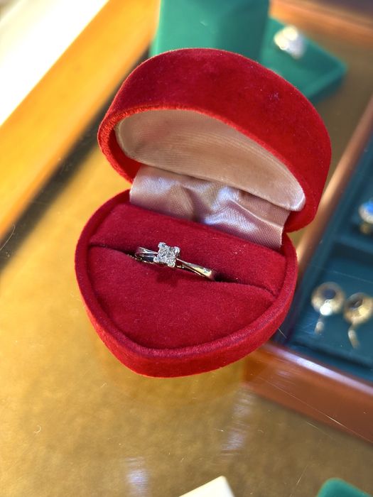 Złoty pierścionek z brylantami zaręczynowy