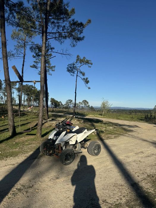 Mota com alguns extras