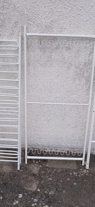 Cama de bebé com colchão em ferro