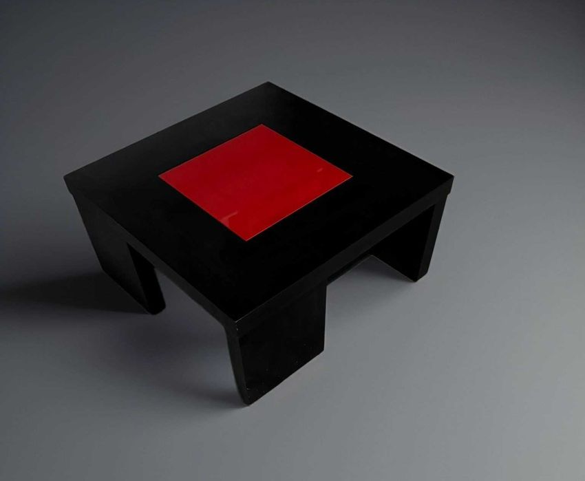 Mesa de centro robusta com vidro vermelho – 50€ (Viana do Castelo)