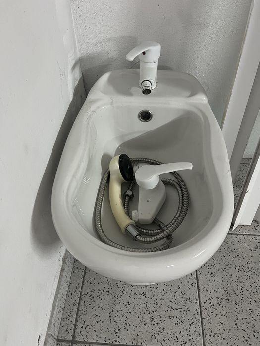 Bidé em louça de casa de banho