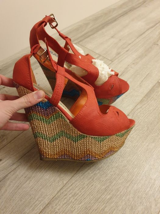 Яскраві літні  босоножкі на танкетці плетені 40р