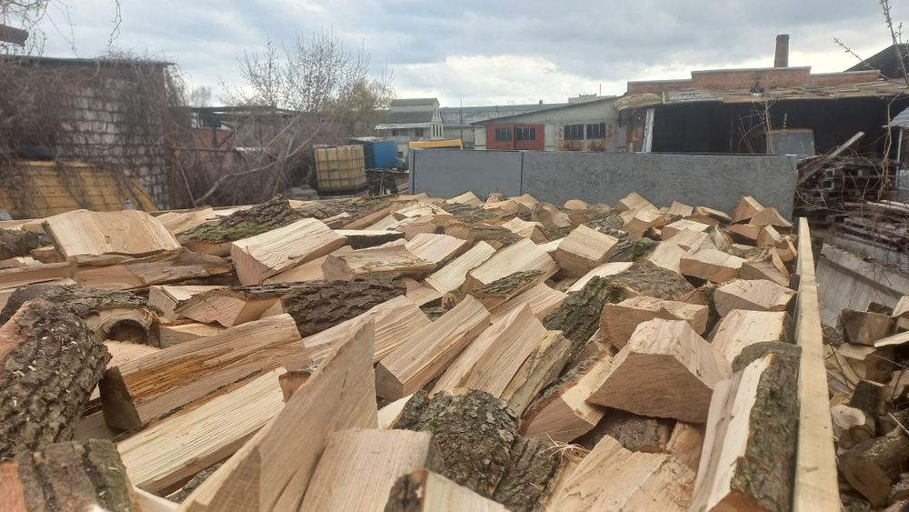 Дрова твердих порід дуб та ясен колоті укладені з доставкою