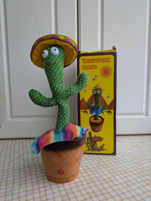 Музичний кактус, що співає і повторює у горщику