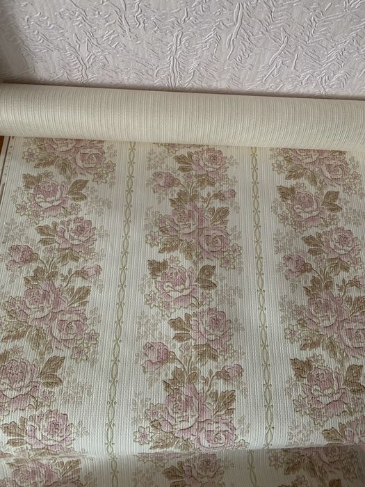 Продаються шпалери.