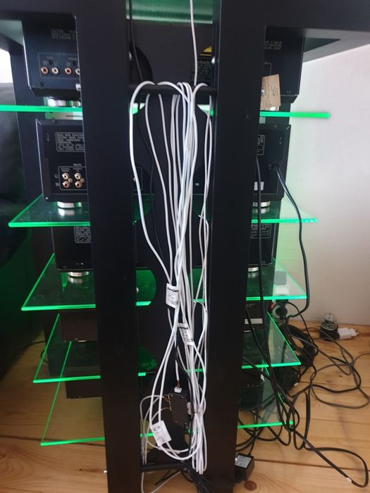 Regał, stojak audio z aluminium I szkła RGB LED-model TEVOR