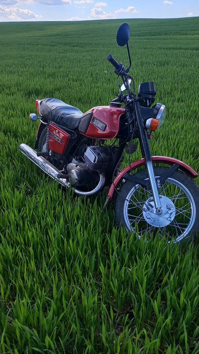 Продаєця мотоцикол Иж Юпітер 5