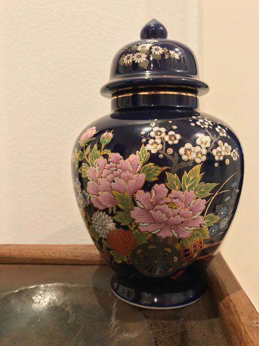 Dois potes em azul de Sévres em porcelana japonesa