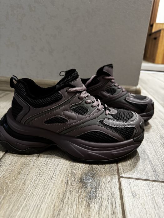 Женские кроссовки демисезон 37 размер