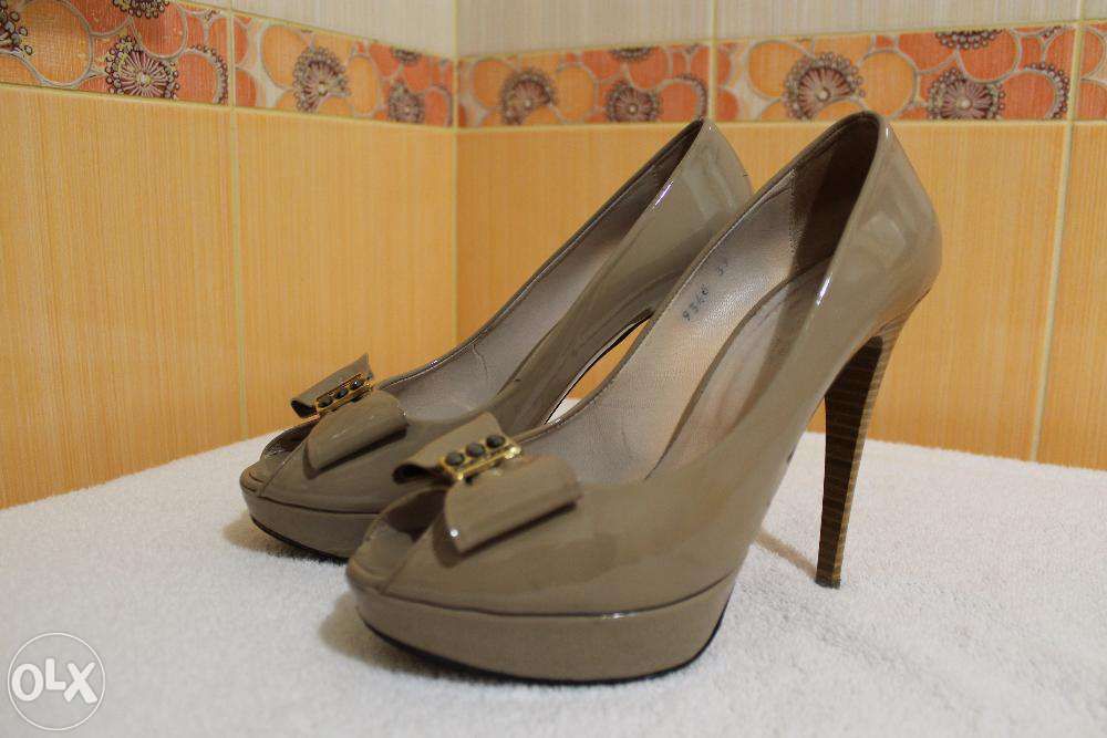 Туфли из лаковой кожи, бежевые, 39 р.