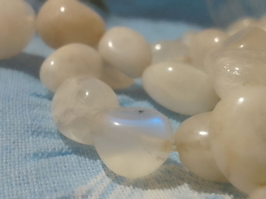 Нитка бусин лунного каменя адуляр.