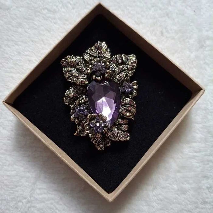 Spektakularna broszka fioletowa goth
