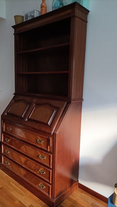 Comoda/secretaria com estante, em mogno.
