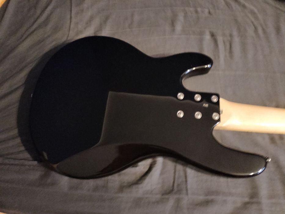 gitara basowa 5 strunowa Harley Benton plus futerał