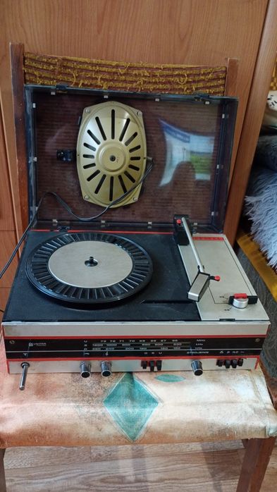 Gramofon z radiem radio gra Zamiana