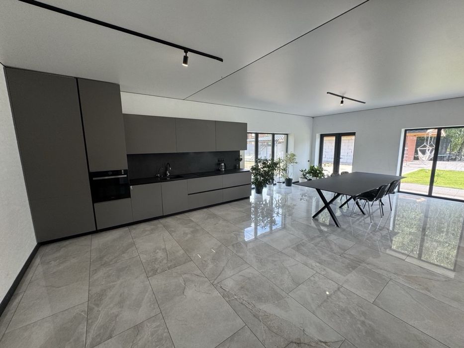 Продаж преміального  сучасного будинку з цікавим ремонтом 220 м² ,25 соток ,зона відпочинку 22 хв до Києва,без %
