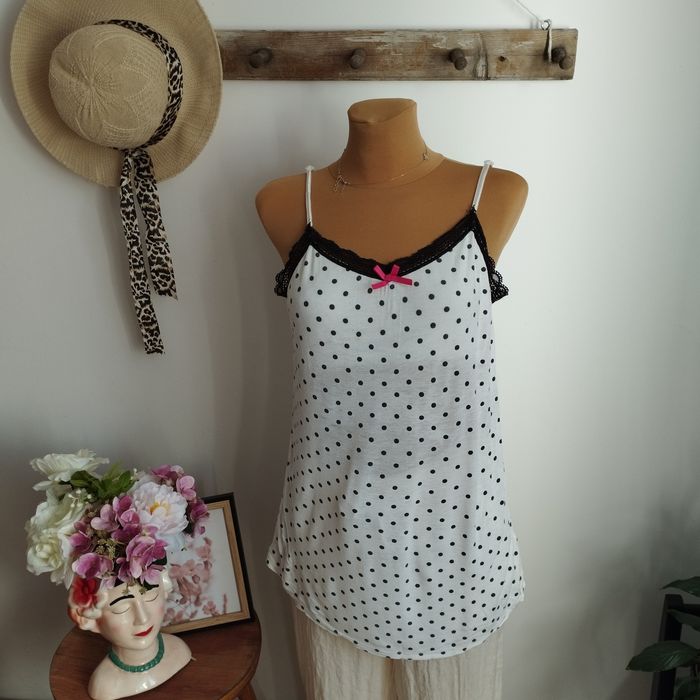 Koszulka damska biała w czarne kropki z koronką i różową kokardką