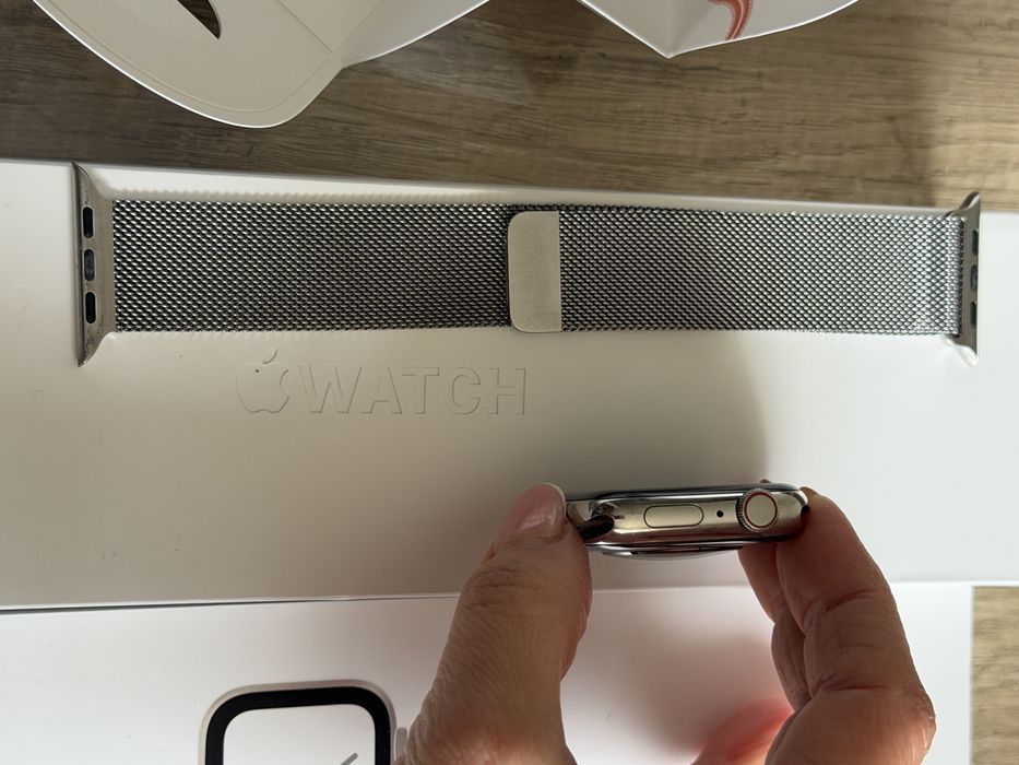 Apple Watch 4 44 Silver  Stainless Steel Milanese Loop