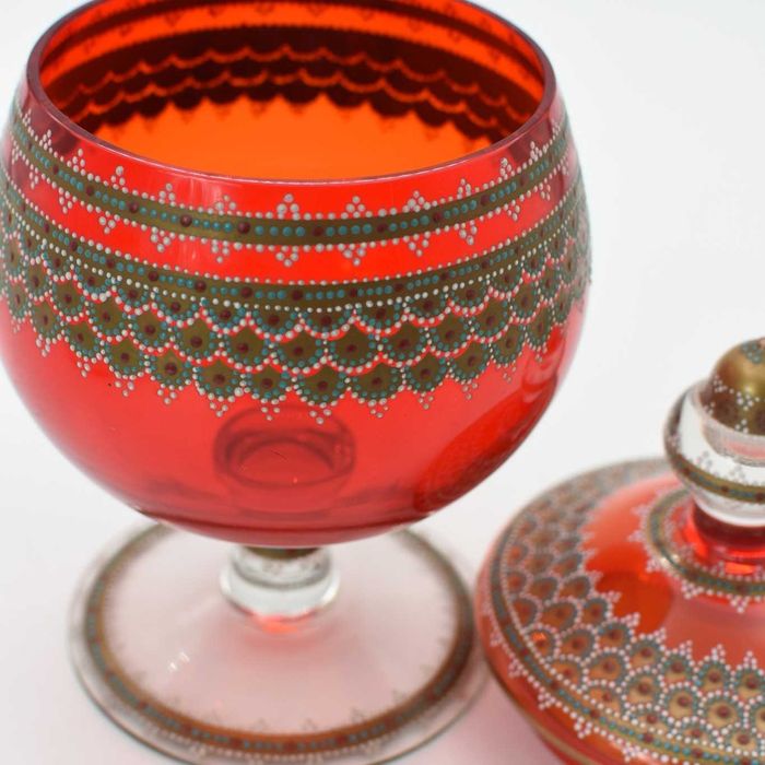 Pote decorativo em vidro vermelho pintado à mão