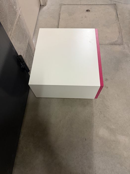 Mesa de Cabeceira Antarte – Design Moderno, Branco e Rosa, com Gaveta