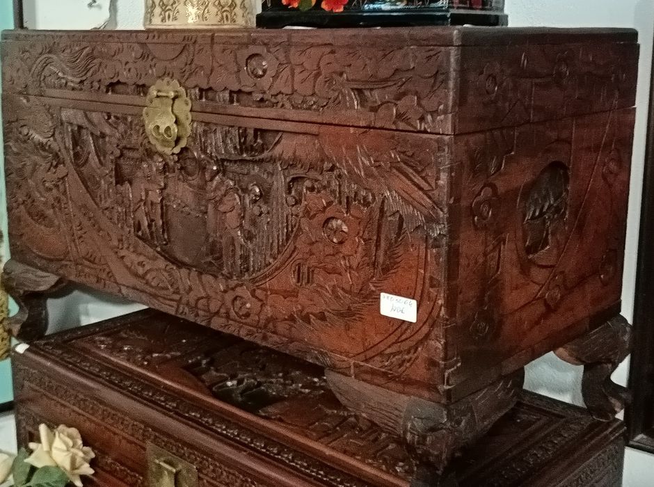 Arca de madeira em cânfora