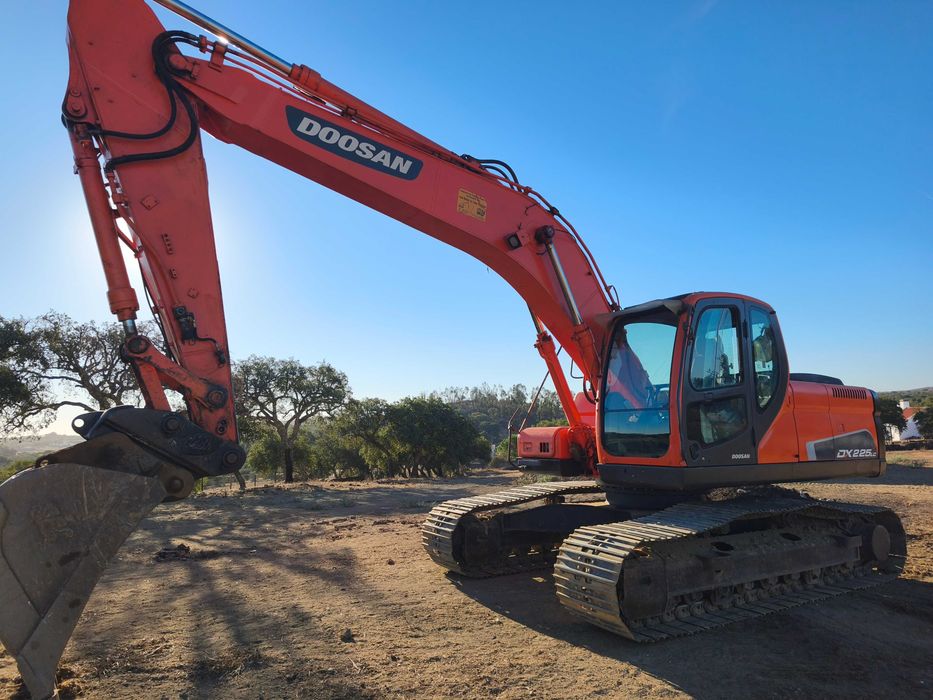 Escavadora Dossan DX225LC