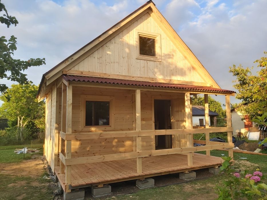 Domek drewniany z tarasem i podaszem użytkowym Domek letniskowy