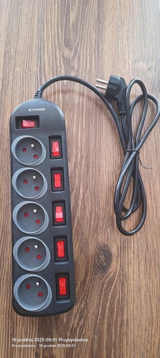Przedłużacz na 5 urządzeń z wyłącznikami ,nowy