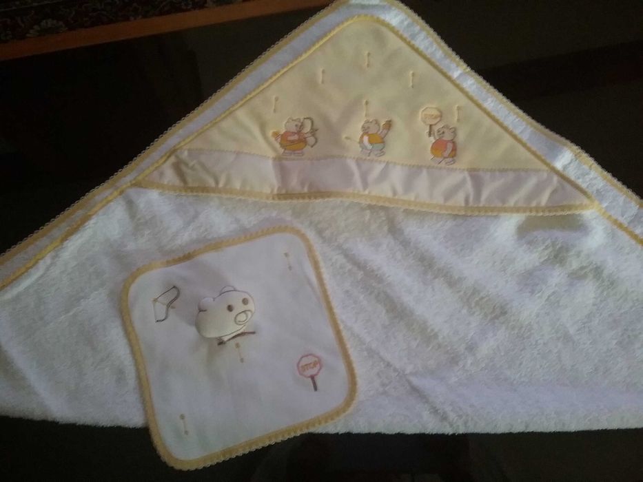 Jogo de banho de bebé: toalha + babete novo nunca usado