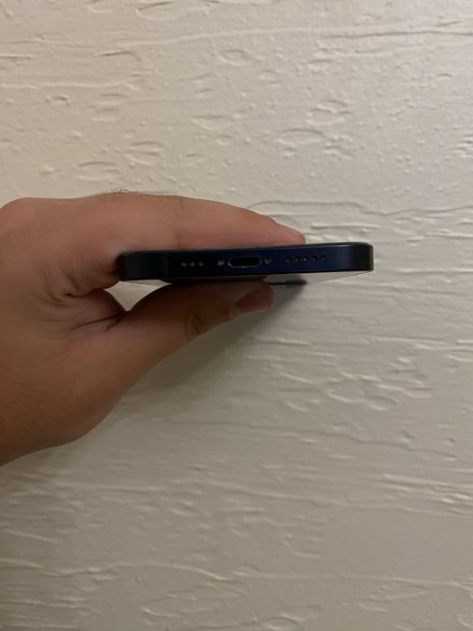 Продам Iphone  12