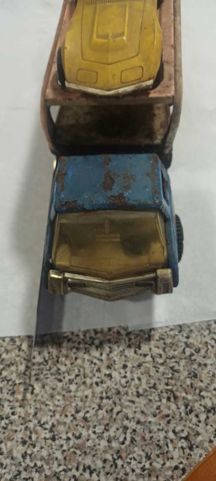 Camião antigo em chapa com reboque