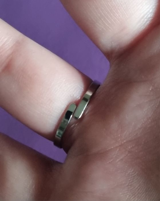 Anel prateado, em aço inoxidável, em forma de coração. Ajustável