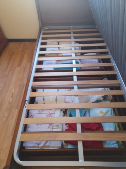 Cama de solteiro com estrado e colchão, mais 1 cobertor e 1 colcha.