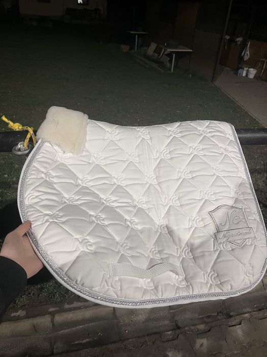 Czaprak vs full biały