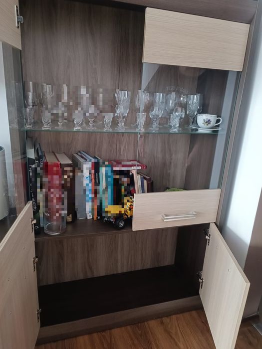 Szklana witryna z szafką