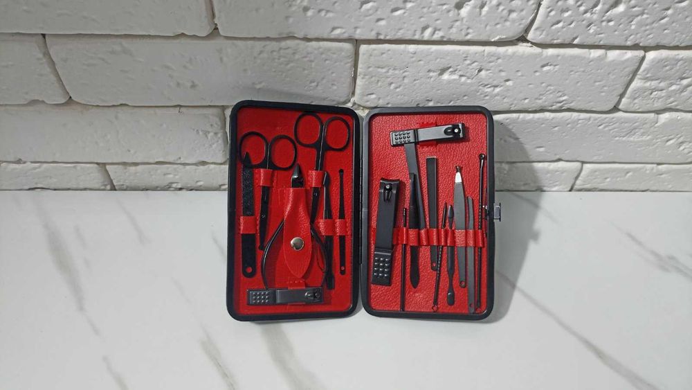 Набір для манікюру та педикюру на 18 предметів у футлярі Маникюр Набор