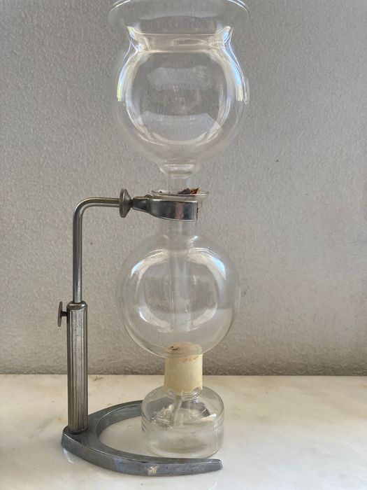 Conjunto de três cafeteiras históricas para colecionador