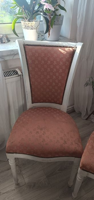 Zestaw krzeseł w stylu prowansalskim