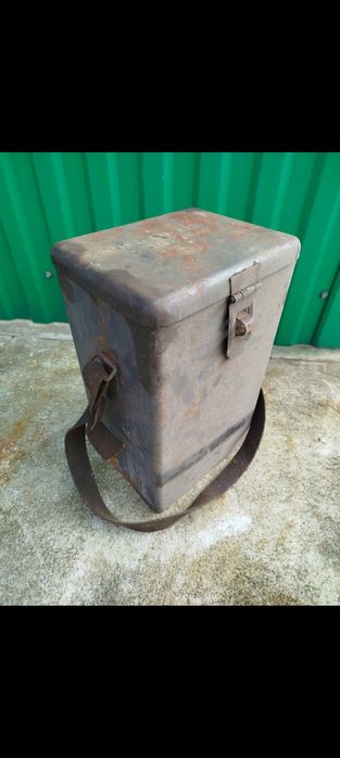 Stary pojemnik metalowy zasobnik