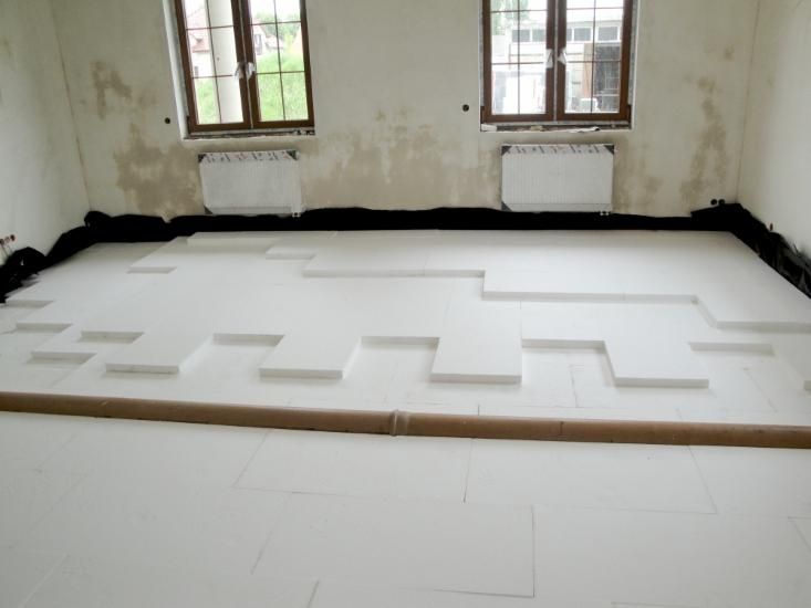 Rozkładanie   styropianu.