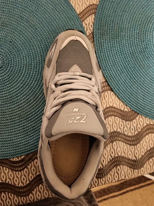 Кроссовки женские