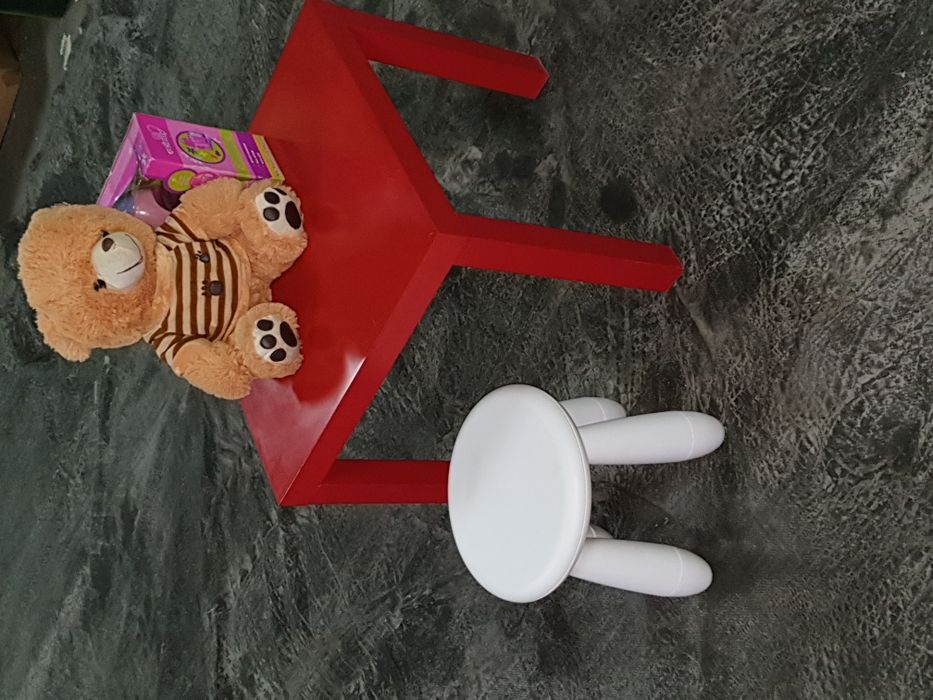 VENDA OU ALUGUER deMesas de criança ,bancos e almofadas