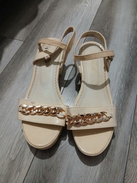 Жіночі босоніжки 38 розміру