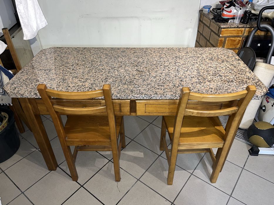 Mesa de pedra com 4 cadeiras