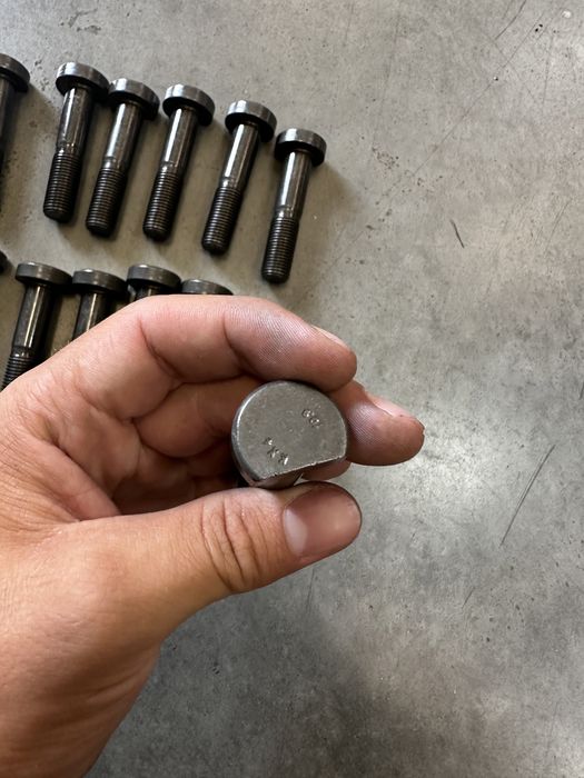 Шпилька задня кріплення колеса спрінтер W906 W907 Sprinter