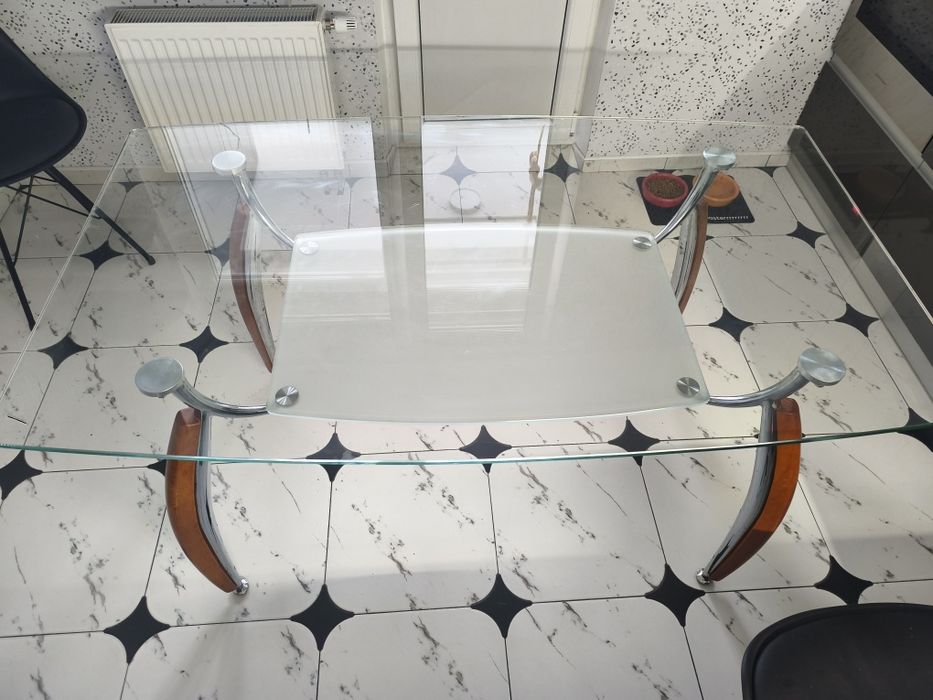 Стіл кухонний. Скляний.